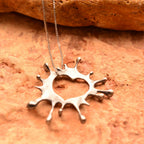 Pandantiv „Inimă cu stropi de culoare” din argint 925 – talisman pentru energie creativă și iubirea de artă, bijuterie sculpturală oxidată în stil boho și rustic | Art Diva
