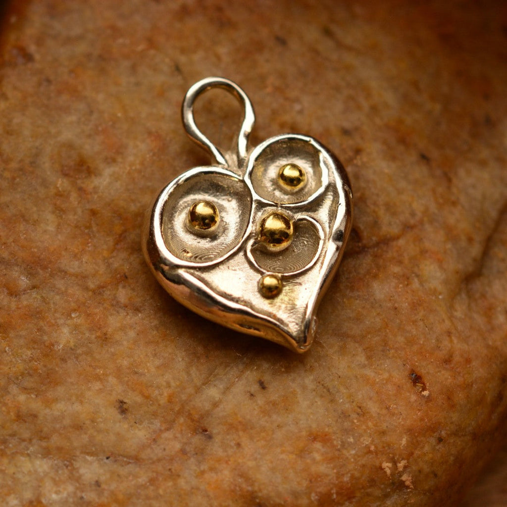 Pandantiv „Inimă cu picături de rouă” handmade din argint 925 cu accente aurii – talisman pentru iubire pură și nou început, amuletă a gingășiei, bijuterie sculpturală în stil boho și rustic | Art Diva