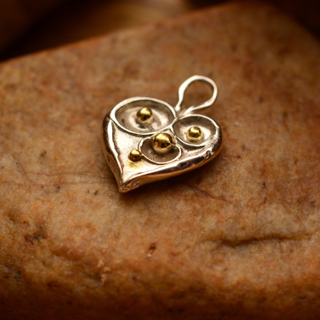 Pandantiv „Inimă cu picături de rouă” handmade din argint 925 cu accente aurii – talisman pentru iubire pură și nou început, amuletă a gingășiei, bijuterie sculpturală în stil boho și rustic | Art Diva
