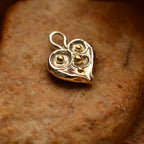 Pandantiv „Inimă cu picături de rouă” handmade din argint 925 cu accente aurii – talisman pentru iubire pură și nou început, amuletă a gingășiei, bijuterie sculpturală în stil boho și rustic | Art Diva