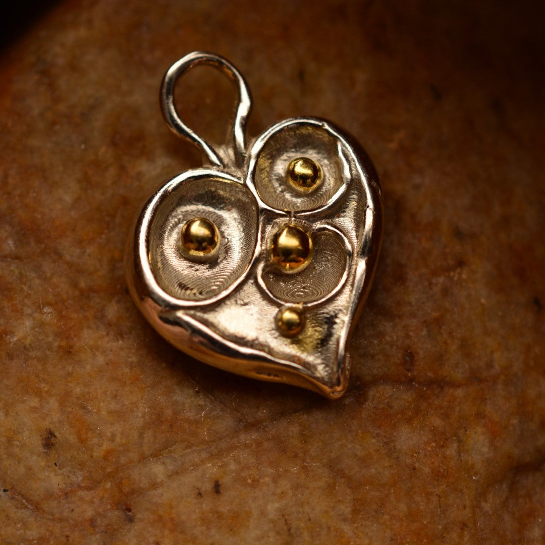Pandantiv „Inimă cu picături de rouă” handmade din argint 925 cu accente aurii – talisman pentru iubire pură și nou început, amuletă a gingășiei, bijuterie sculpturală în stil boho și rustic | Art Diva