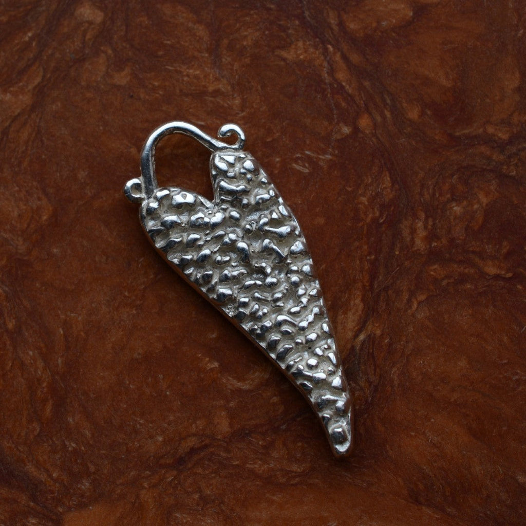 Pandantiv „Inimă” handmade din argint 925 – talisman pentru iubire și emoții, bijuterie sculpturală în stil boho și rustic | Art Diva