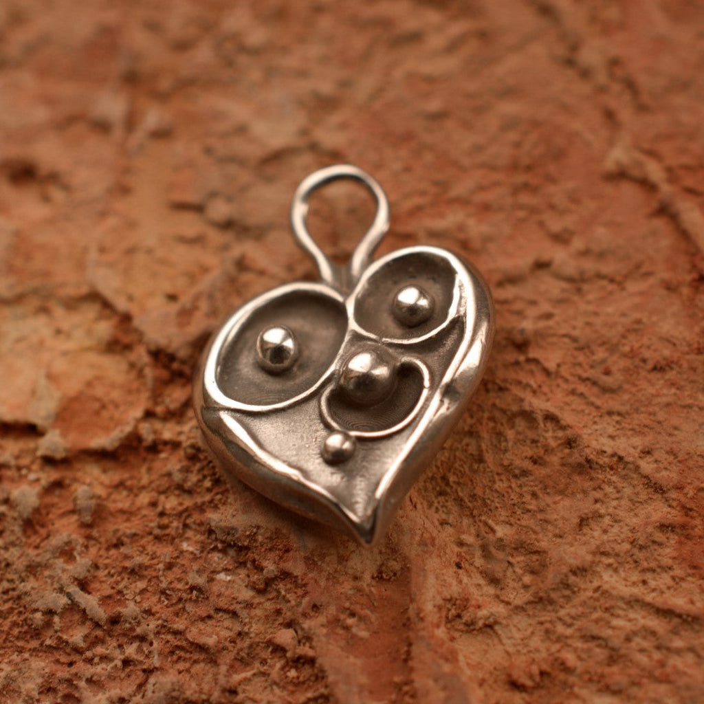 Pandantiv „Inima familiei” din argint 925 – talisman pentru iubire, afecțiune și apropiere în familie, bijuterie sculpturală în stil boho și rustic | Art Diva
