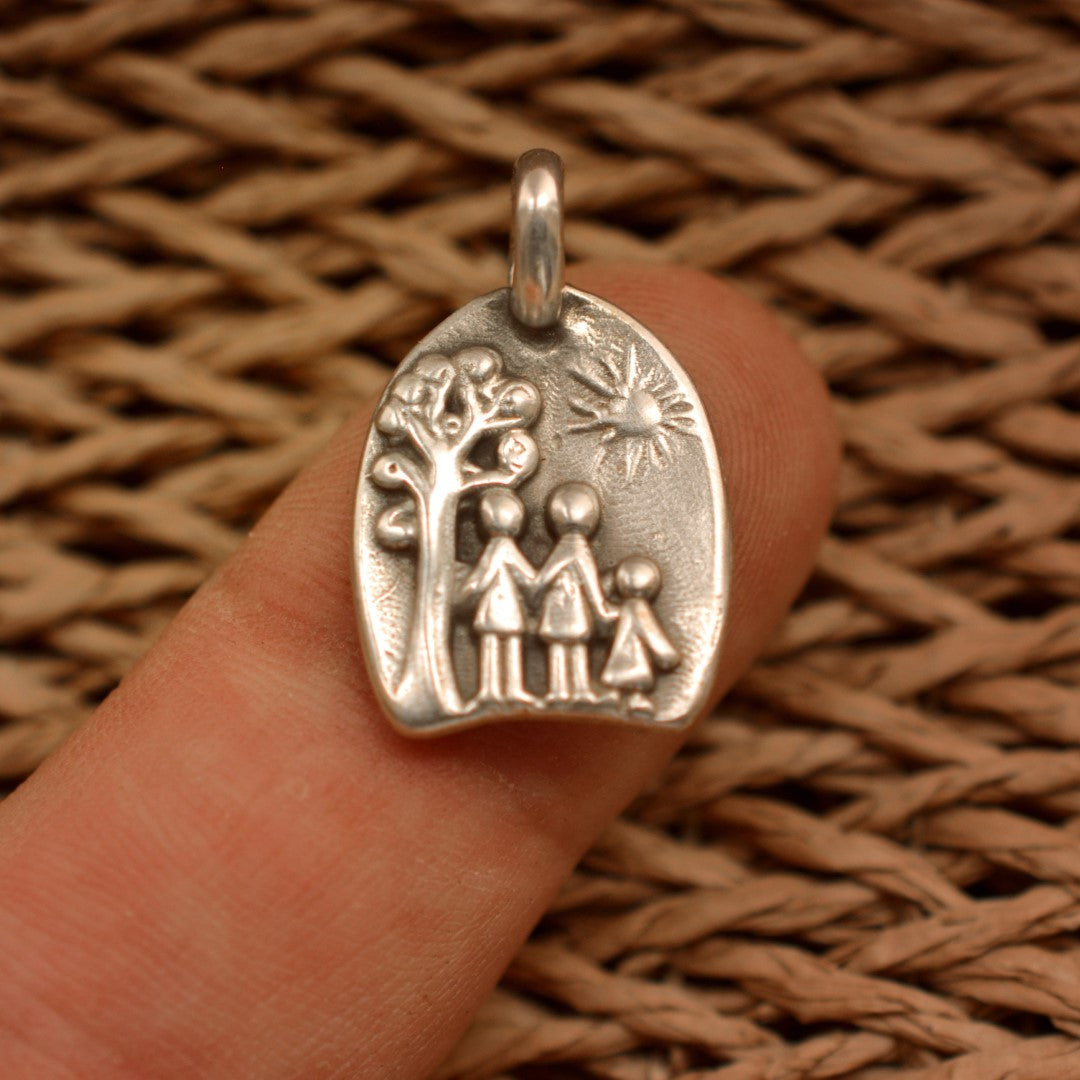 Pandantiv „Familia sub soare” din argint 925 – simbol realizat manual pentru iubire și protecție, bijuterie sculpturală în stil boho și rustic | Art Diva