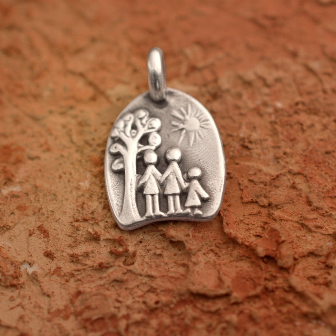 Pandantiv „Familia sub soare” din argint 925 – simbol realizat manual pentru iubire și protecție, bijuterie sculpturală în stil boho și rustic | Art Diva
