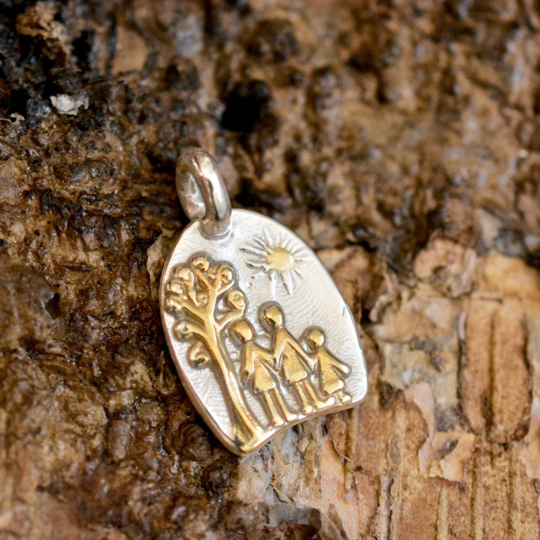 Pandantiv „Familia” din argint 925 cu accente aurii – talisman pentru iubire, unitate și protecție | Art Diva