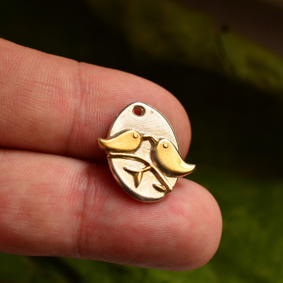 Pandantiv „Păsărele îndrăgostite” din argint 925 cu accente aurii – talisman pentru iubire, armonie și bucurie împărtășită, bijuterie sculpturală handmade în stil boho și rustic | Art Diva