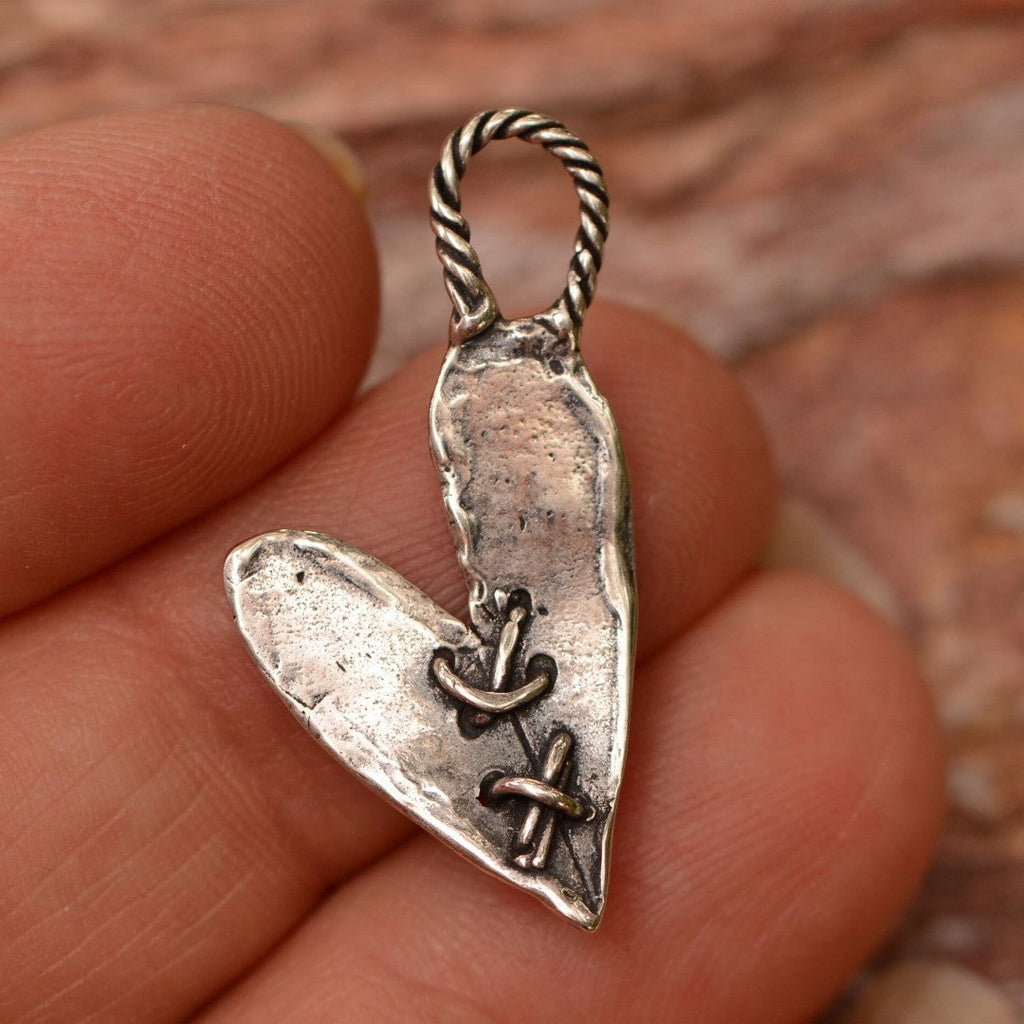 Pandantiv „Inimă cusută” din argint 925 – talisman realizat manual pentru iubire, bijuterie sculpturală rustică în stil boho, cadou pentru mamă, fiică sau prietenă | Art Diva