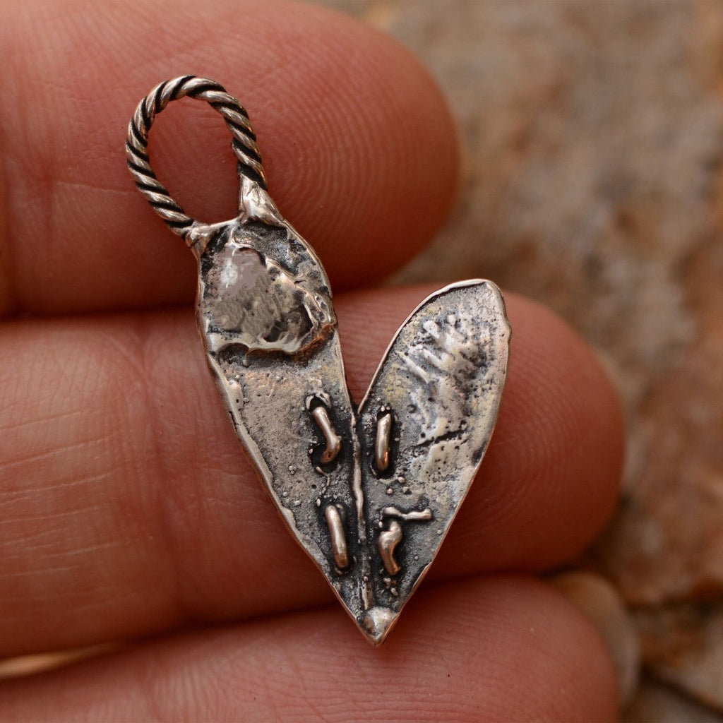 Pandantiv „Inimă cusută” din argint 925 – talisman realizat manual pentru iubire, bijuterie sculpturală rustică în stil boho, cadou pentru mamă, fiică sau prietenă | Art Diva