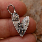Pandantiv „Inimă cusută” din argint 925 – talisman realizat manual pentru iubire, bijuterie sculpturală rustică în stil boho, cadou pentru mamă, fiică sau prietenă | Art Diva
