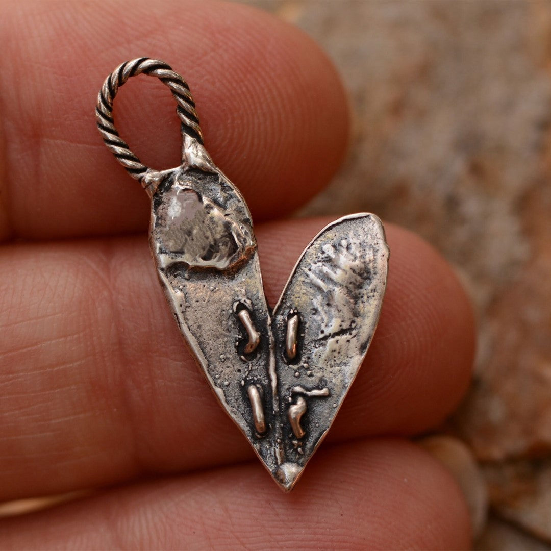 Pandantiv „Inimă cusută” din argint 925 – talisman realizat manual pentru iubire, bijuterie sculpturală rustică în stil boho, cadou pentru mamă, fiică sau prietenă | Art Diva