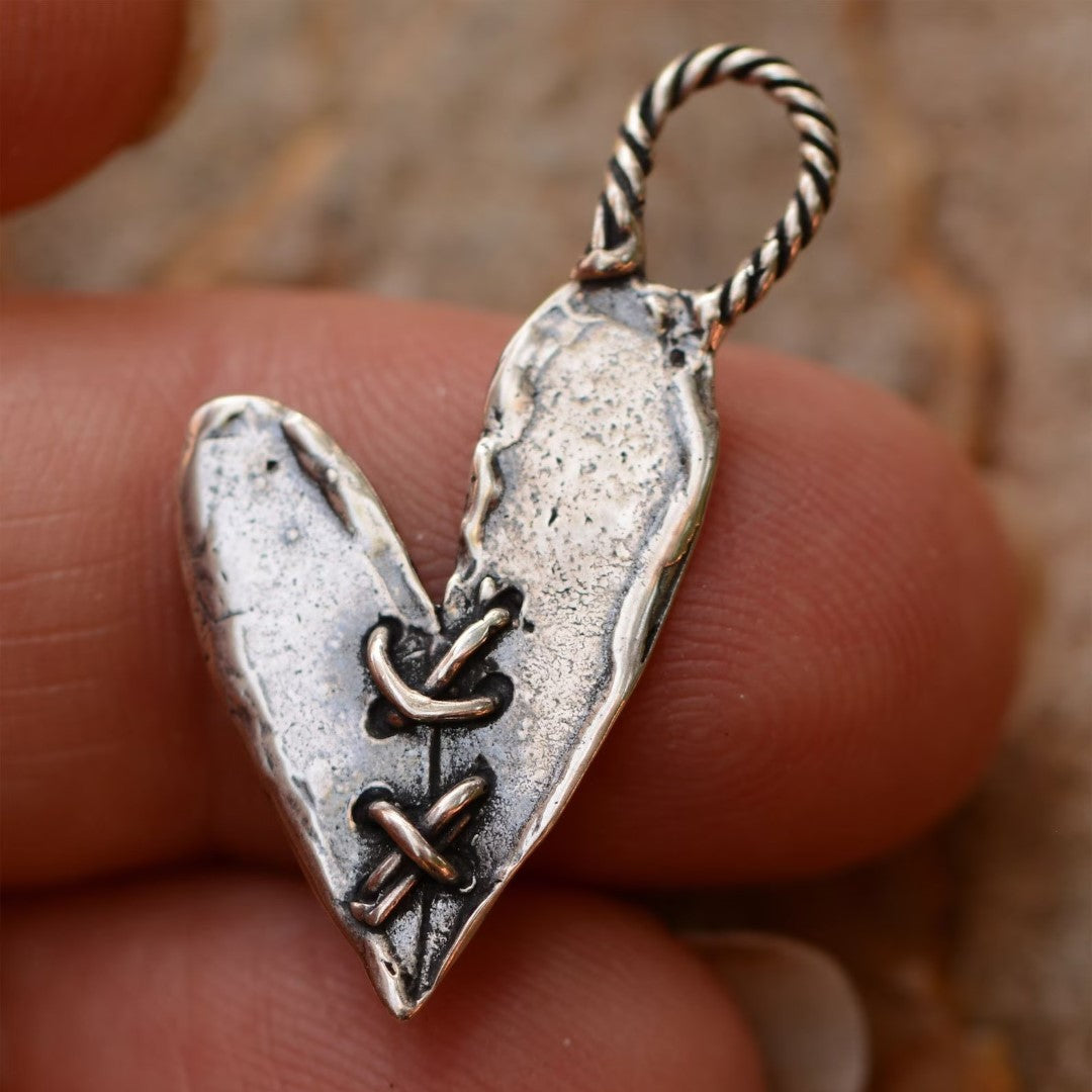 Pandantiv „Inimă cusută” din argint 925 – talisman realizat manual pentru iubire, bijuterie sculpturală rustică în stil boho, cadou pentru mamă, fiică sau prietenă | Art Diva