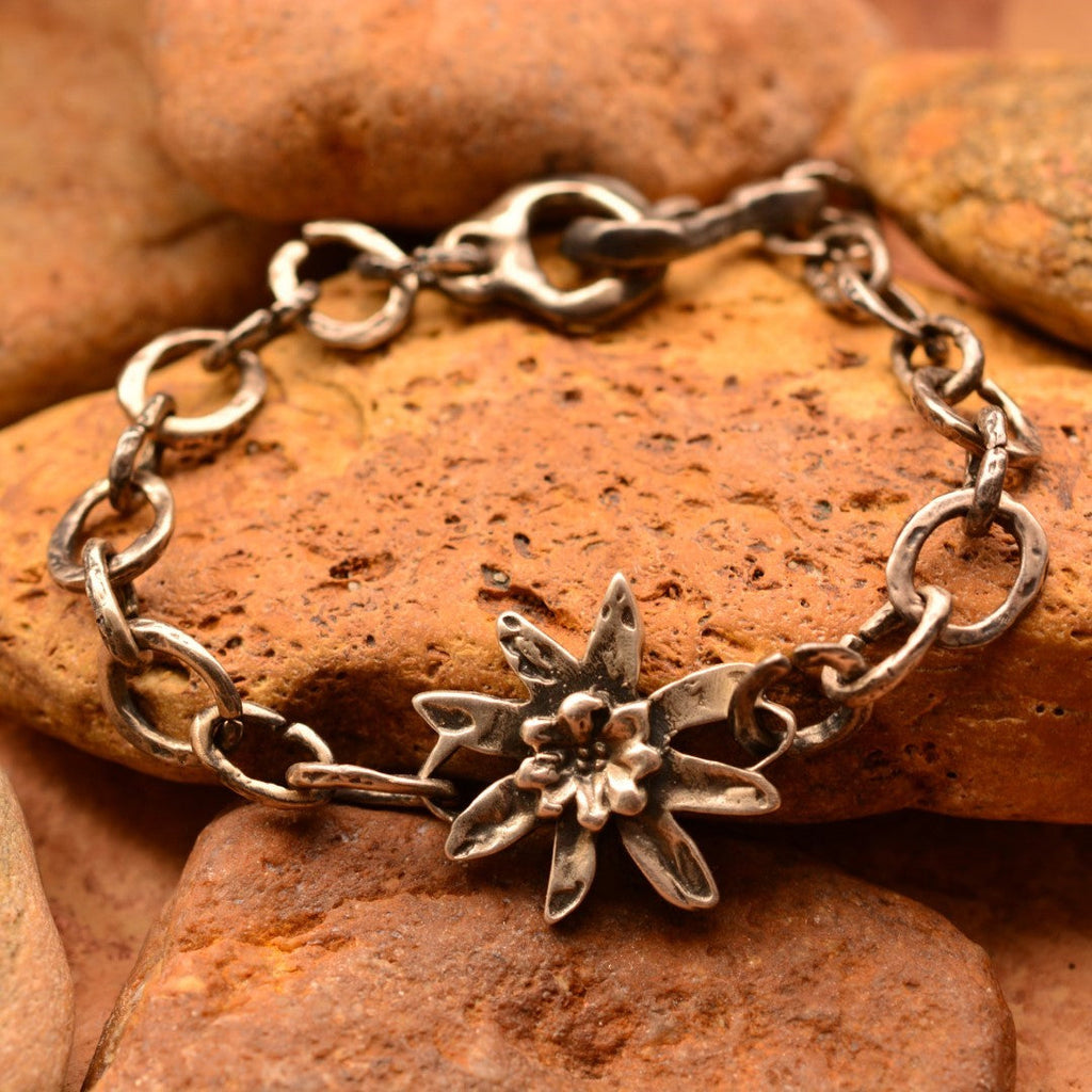 Brățară floare de colț (edelweiss) din argint 925 oxidat – talisman handmade pentru curaj și iubire pură, Art Diva