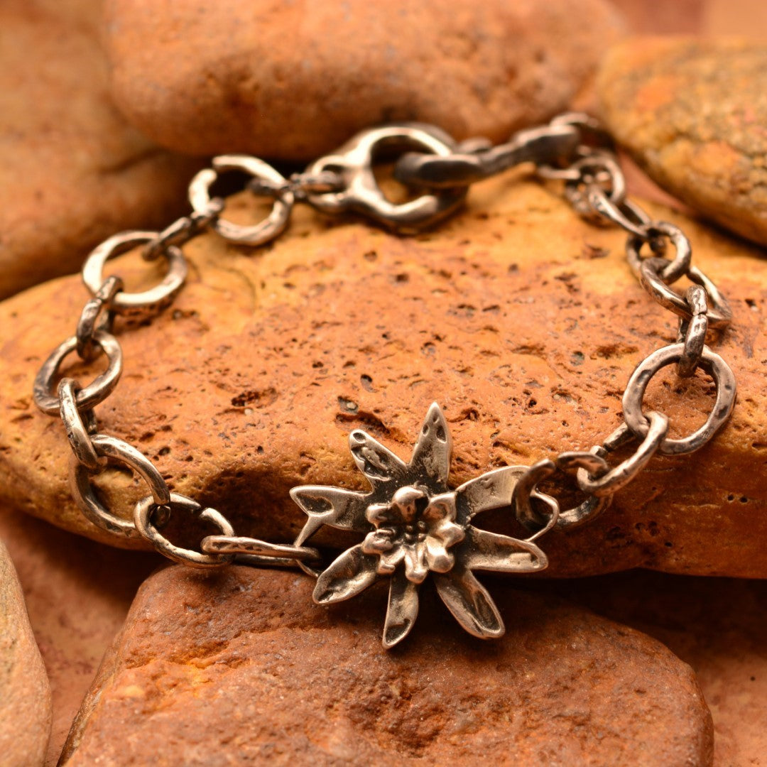Brățară floare de colț (edelweiss) din argint 925 oxidat – talisman handmade pentru curaj și iubire pură, Art Diva