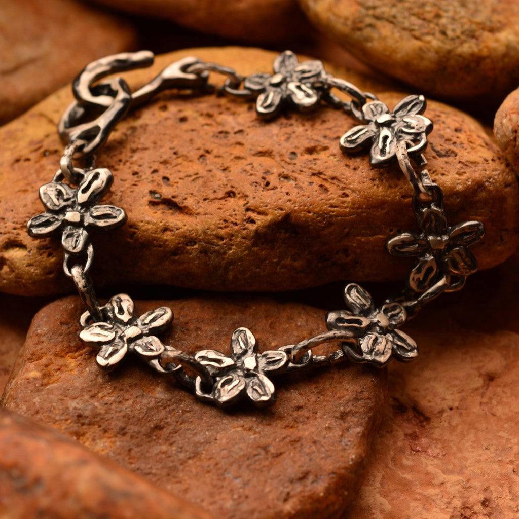 Brățară flori de câmp din argint 925 oxidat – talisman handmade pentru gingășie, stil boho rustic, Art Diva