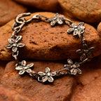 Brățară „Flori de câmp” din argint 925 – talisman pentru gingășie și spirit liber, bijuterie sculpturală oxidată în stil boho-rustic | Art Diva