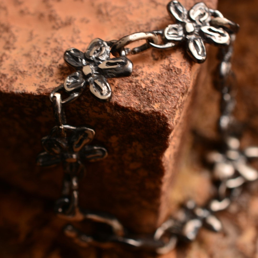 Brățară „Flori de câmp” din argint 925 – talisman pentru gingășie și spirit liber, bijuterie sculpturală oxidată în stil boho-rustic | Art Diva