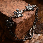 Brățară „Flori de câmp” din argint 925 – talisman pentru gingășie și spirit liber, bijuterie sculpturală oxidată în stil boho-rustic | Art Diva