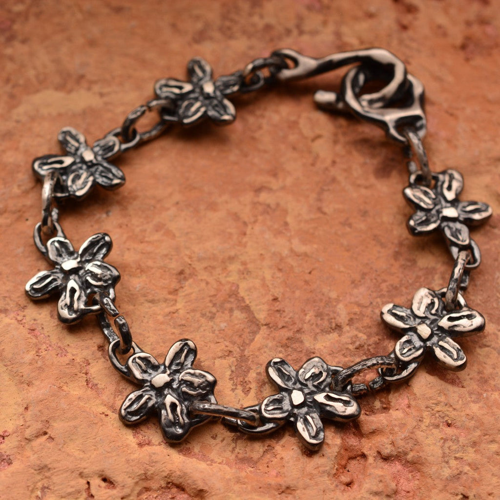 Brățară „Flori de câmp” din argint 925 – talisman pentru gingășie și spirit liber, bijuterie sculpturală oxidată în stil boho-rustic | Art Diva
