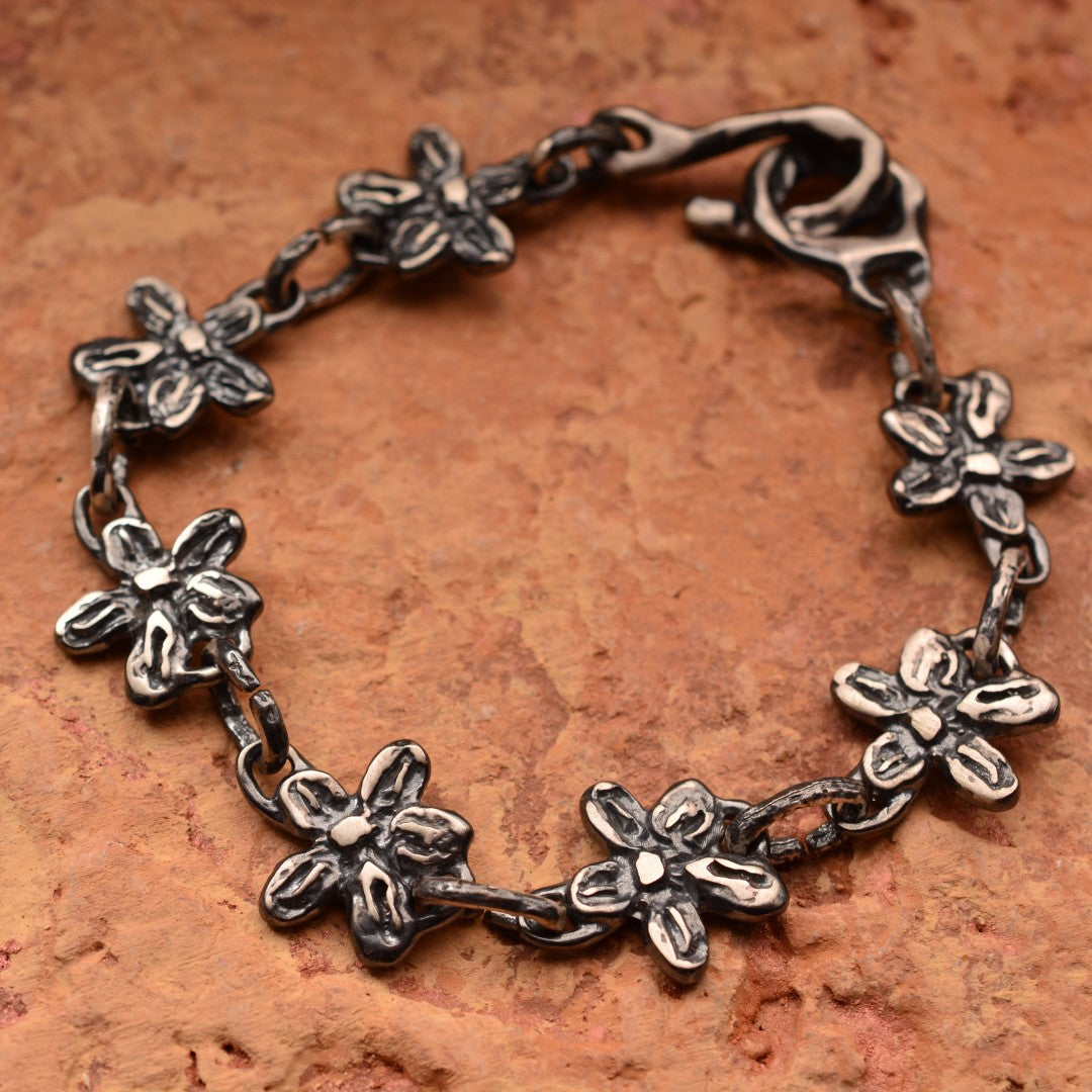 Brățară „Flori de câmp” din argint 925 – talisman pentru gingășie și spirit liber, bijuterie sculpturală oxidată în stil boho-rustic | Art Diva