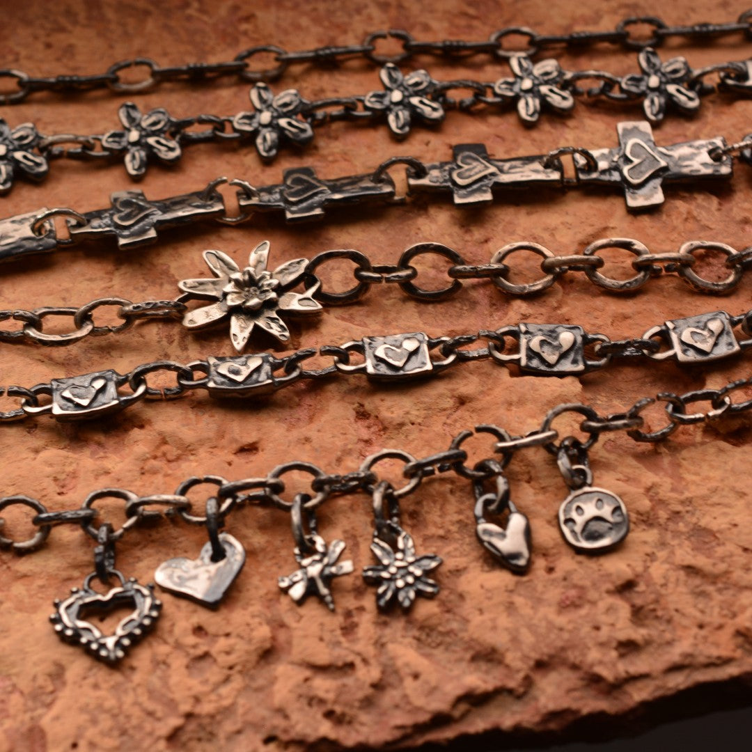 Brățară „Flori de câmp” din argint 925 – talisman pentru gingășie și spirit liber, bijuterie sculpturală oxidată în stil boho-rustic | Art Diva