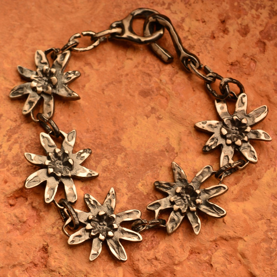 Brățară din argint 925 „Floare de colț” – bijuterie sculpturală handmade în stil boho rustic, Art Diva