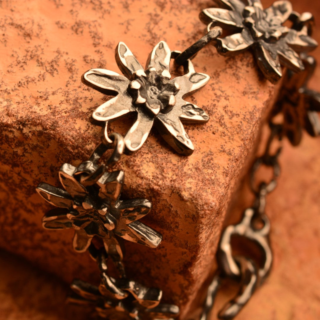 Brățară „Floare de colț” din argint 925 – simbol al purității, curajului și iubirii eterne, bijuterie sculpturală oxidată în stil boho rustic | Art Diva