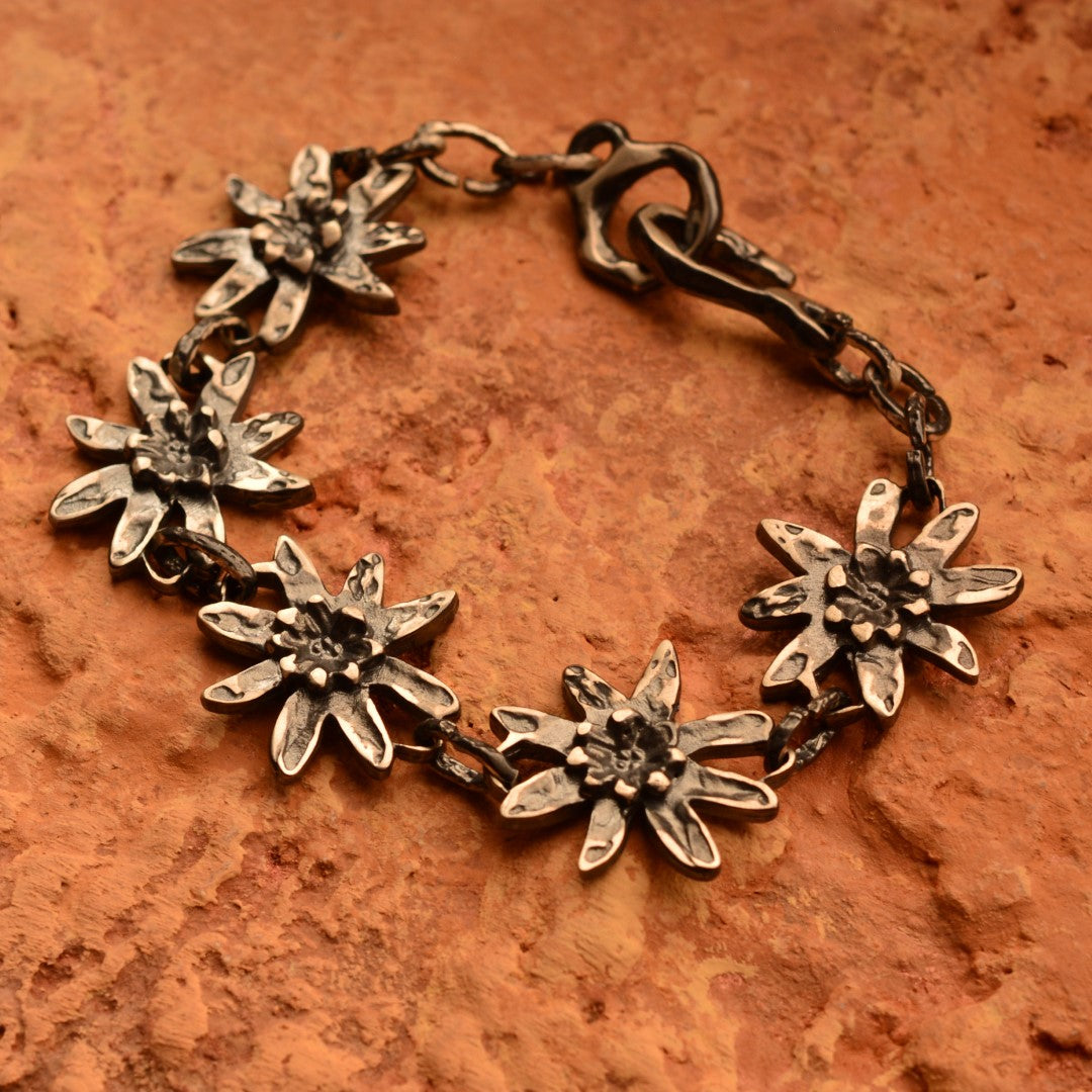 Brățară „Floare de colț” din argint 925 – simbol al purității, curajului și iubirii eterne, bijuterie sculpturală oxidată în stil boho rustic | Art Diva