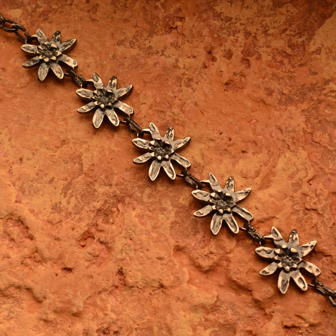 Brățară „Floare de colț” din argint 925 – simbol al purității, curajului și iubirii eterne, bijuterie sculpturală oxidată în stil boho rustic | Art Diva