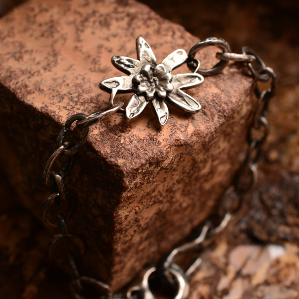 Brățară „Floare de colț” din argint 925 – talisman pentru curaj și iubire pură, bijuterie sculpturală oxidată în stil boho-rustic | Art Diva