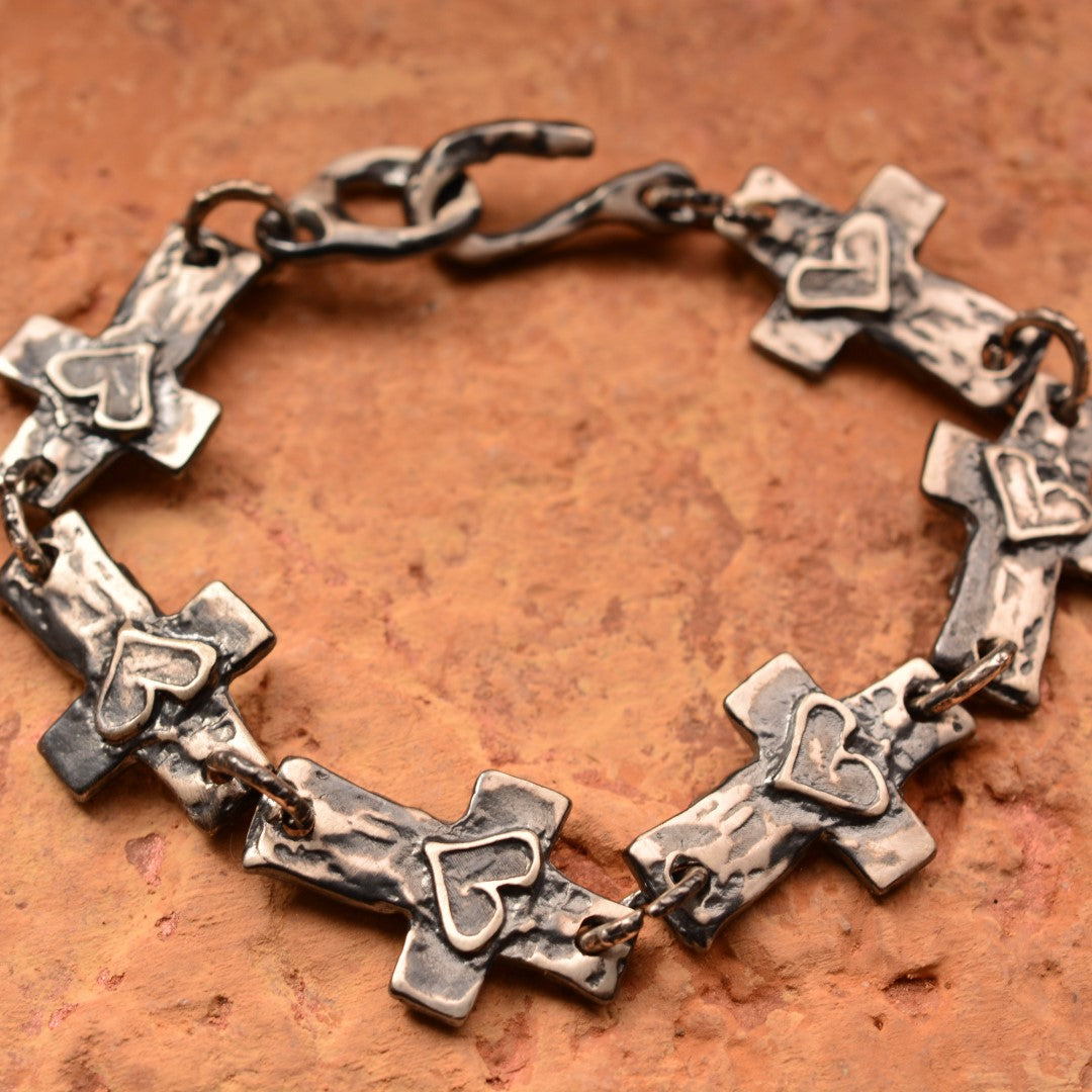 Brățară cruci și inimi din argint 925 oxidat – simbol handmade al iubirii și credinței, stil boho rustic, Art Diva