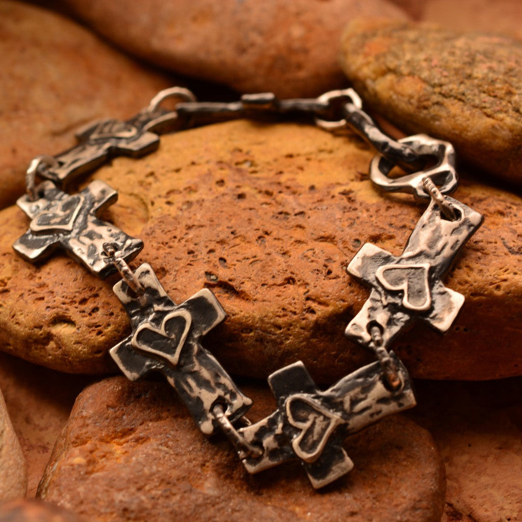 Brățară „Cruci și inimi” din argint 925 – simbol al iubirii și al credinței, bijuterie sculpturală oxidată în stil boho-rustic | Art Diva