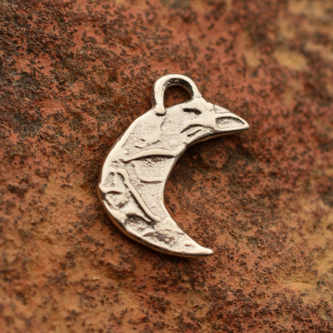 Pandantiv amuletă Semilună din argint 925 – talisman pentru intuiție și nou început, bijuterie sculpturală handmade în stil boho și rustic | Art Diva