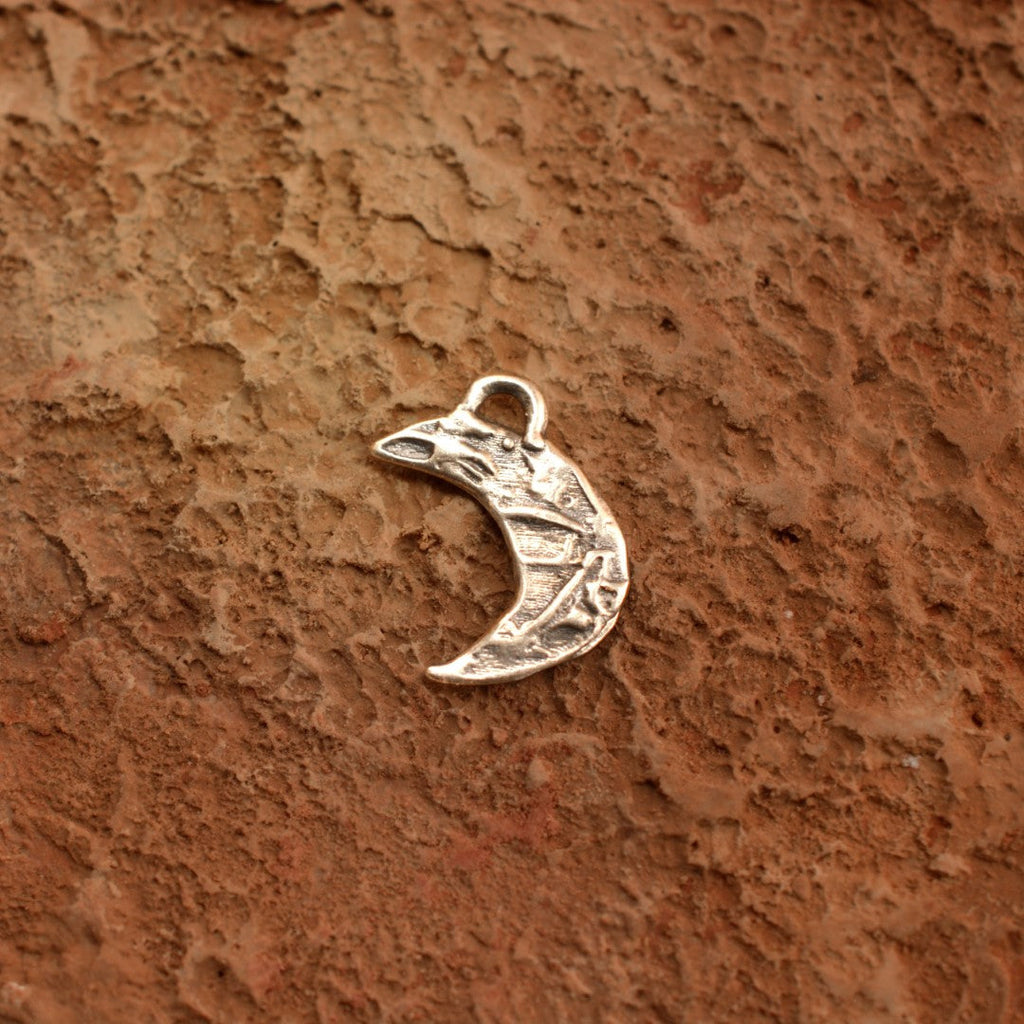 Pandantiv Semilună amuletă din argint 925 – talisman pentru intuiție și nou început, bijuterie sculpturală realizată manual în stil boho și rustic | Art Diva