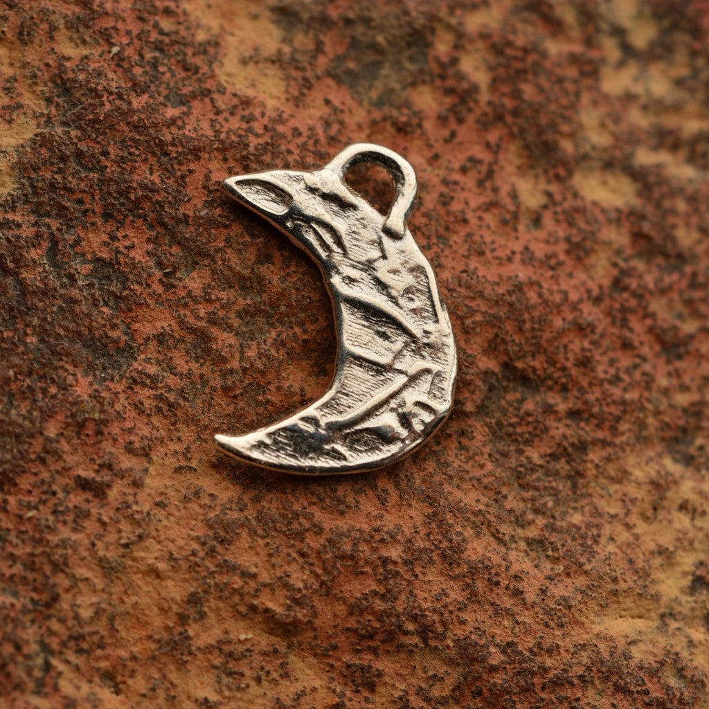 Pandantiv amuletă Semilună din argint 925 – talisman pentru intuiție și nou început, bijuterie sculpturală handmade în stil boho și rustic | Art Diva