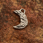 Pandantiv amuletă Semilună din argint 925 – talisman pentru intuiție și nou început, bijuterie sculpturală handmade în stil boho și rustic | Art Diva