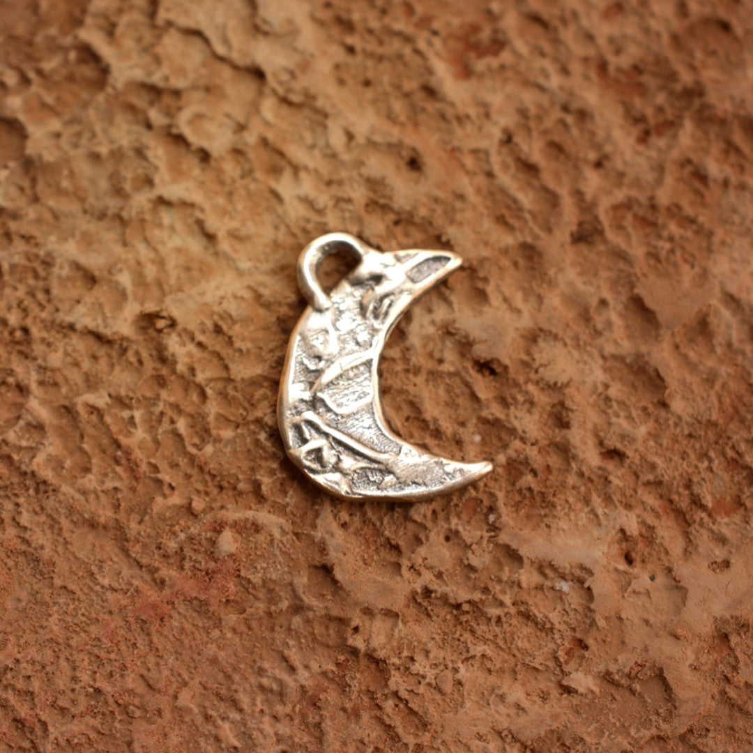 Pandantiv Semilună amuletă din argint 925 – talisman pentru intuiție și nou început, bijuterie sculpturală realizată manual în stil boho și rustic | Art Diva