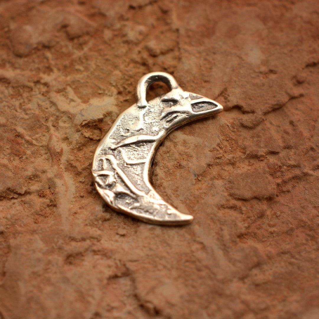 Pandantiv Semilună amuletă din argint 925 – talisman pentru intuiție și nou început, bijuterie sculpturală realizată manual în stil boho și rustic | Art Diva