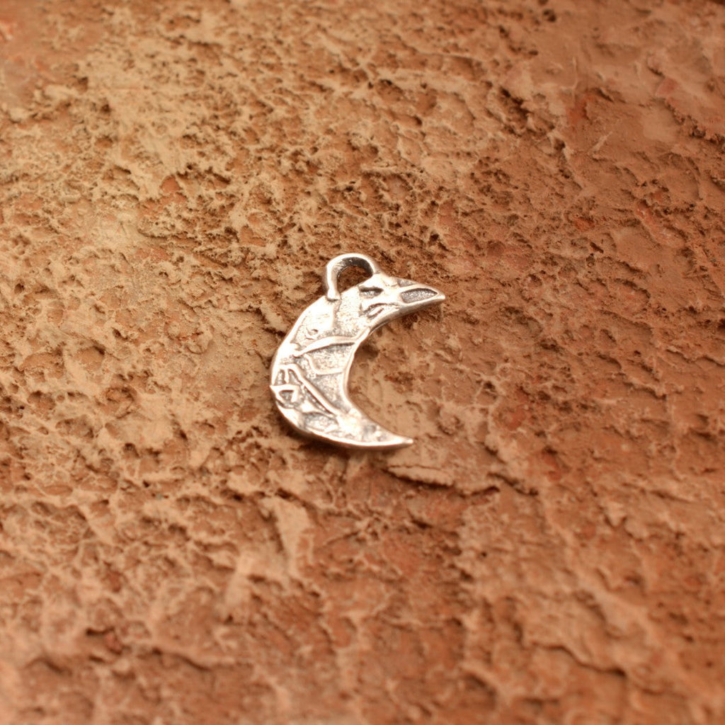 Pandantiv Semilună amuletă din argint 925 – talisman pentru intuiție și nou început, bijuterie sculpturală realizată manual în stil boho și rustic | Art Diva