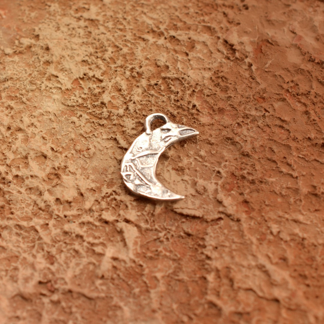 Pandantiv Semilună amuletă din argint 925 – talisman pentru intuiție și nou început, bijuterie sculpturală realizată manual în stil boho și rustic | Art Diva