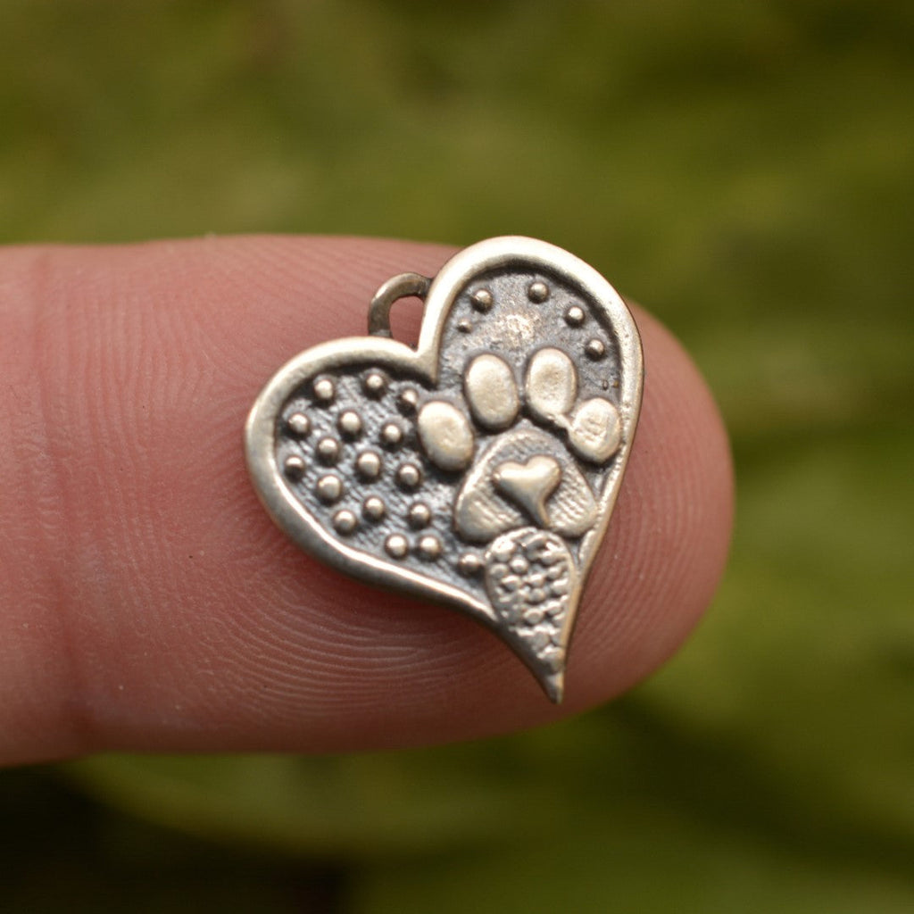Pandantiv Inimă cu lăbuță din argint 925 – talisman realizat manual pentru iubirea față de animale, bijuterie sculpturală în stil boho și rustic | Art Diva
