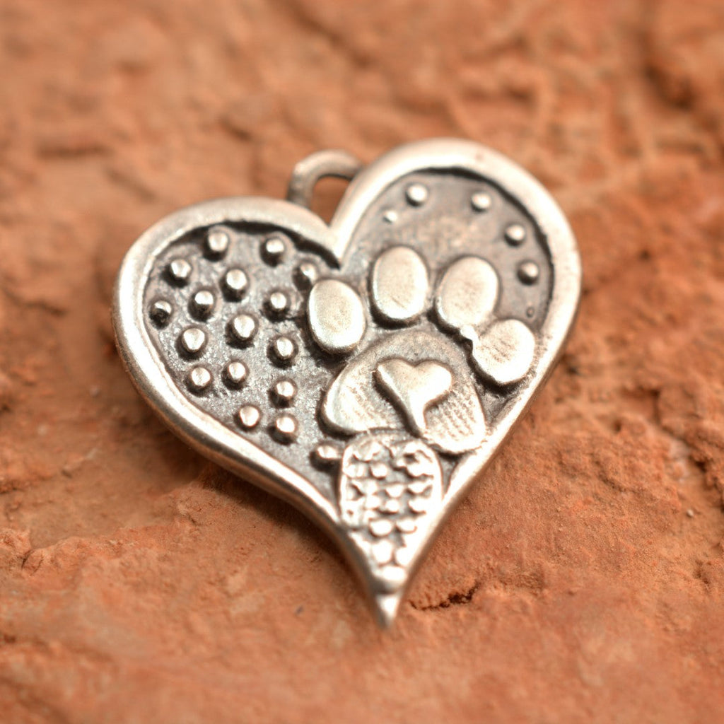 Pandantiv Inimă cu lăbuță din argint 925 – talisman realizat manual pentru iubirea față de animale, bijuterie sculpturală în stil boho și rustic | Art Diva