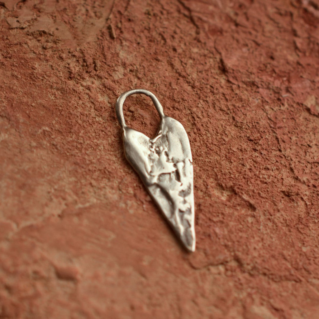 Pandantiv „Inimă alungită” din argint 925 – talisman al iubirii, bijuterie artistică în stil boho și rustic, simbol al apropierii sufletești | Art Diva
