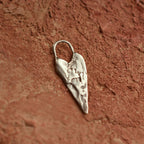 Pandantiv „Inimă alungită” din argint 925 – talisman al iubirii, bijuterie artistică în stil boho și rustic, simbol al apropierii sufletești | Art Diva