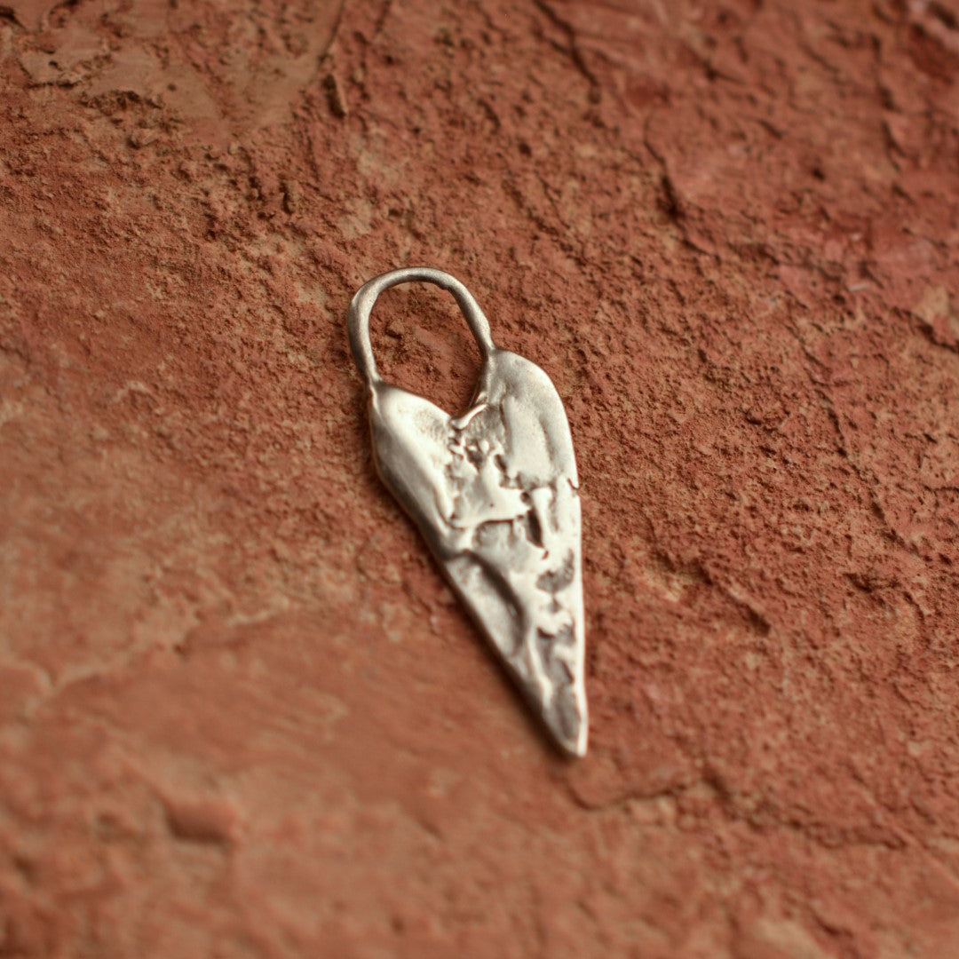 Pandantiv „Inimă alungită” din argint 925 – talisman al iubirii, bijuterie artistică în stil boho și rustic, simbol al apropierii sufletești | Art Diva