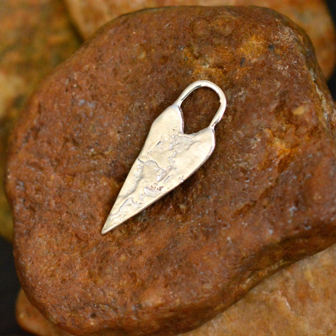 Pandantiv Inimă alungită din argint 925 – talisman pentru iubire și apropiere sufletească, realizat manual în stil boho și rustic | Art Diva