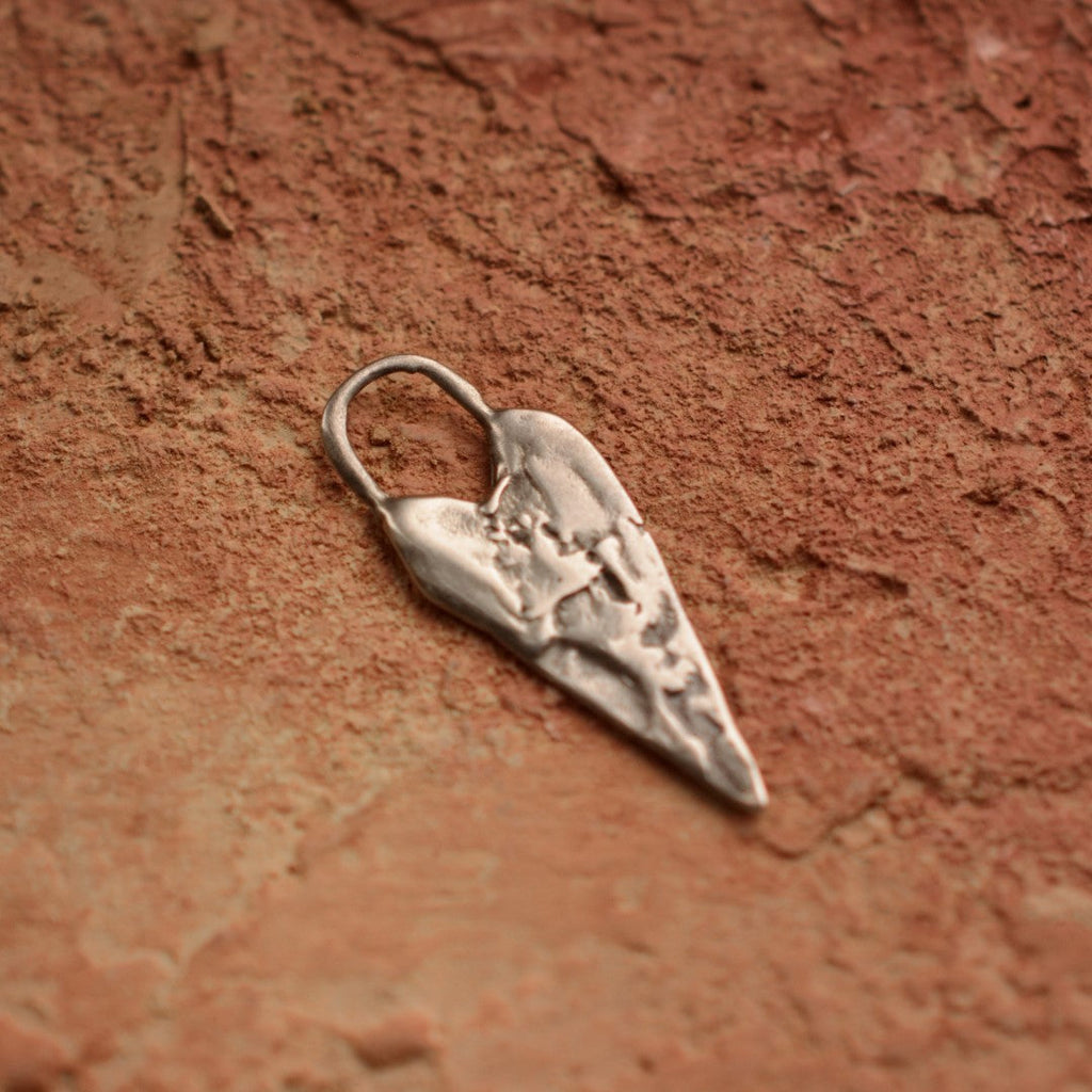 Pandantiv „Inimă alungită” din argint 925 – talisman al iubirii, bijuterie artistică în stil boho și rustic, simbol al apropierii sufletești | Art Diva