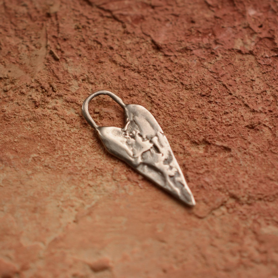 Pandantiv „Inimă alungită” din argint 925 – talisman al iubirii, bijuterie artistică în stil boho și rustic, simbol al apropierii sufletești | Art Diva