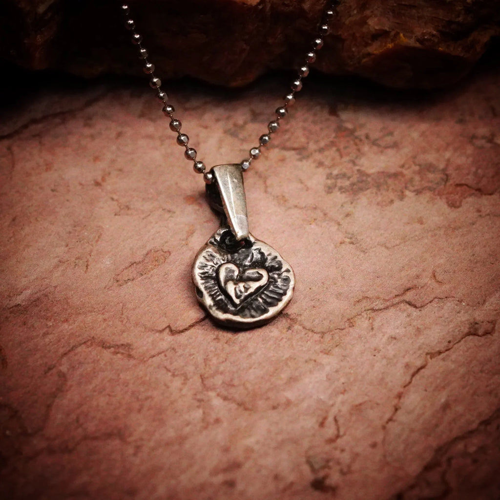 Pandantiv „Inimă cu LOVE” din argint 925 – talisman față-verso pentru iubire și apropiere emoțională, în stil boho și rustic | Art Diva