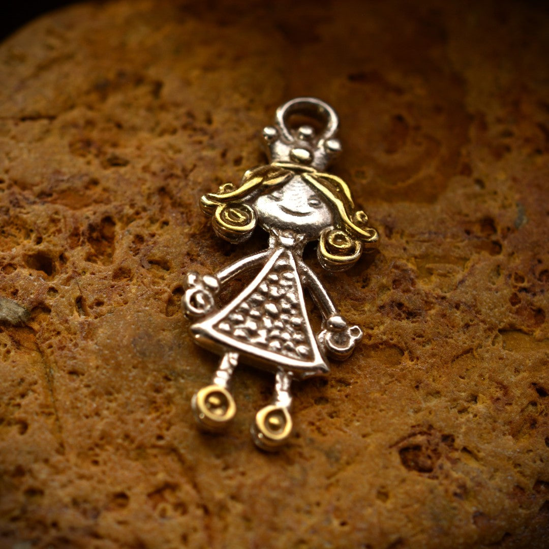 Pandantiv mica prințesă din argint 925 cu accente aurii – talisman handmade pentru bucuria copilăriei, Art Diva